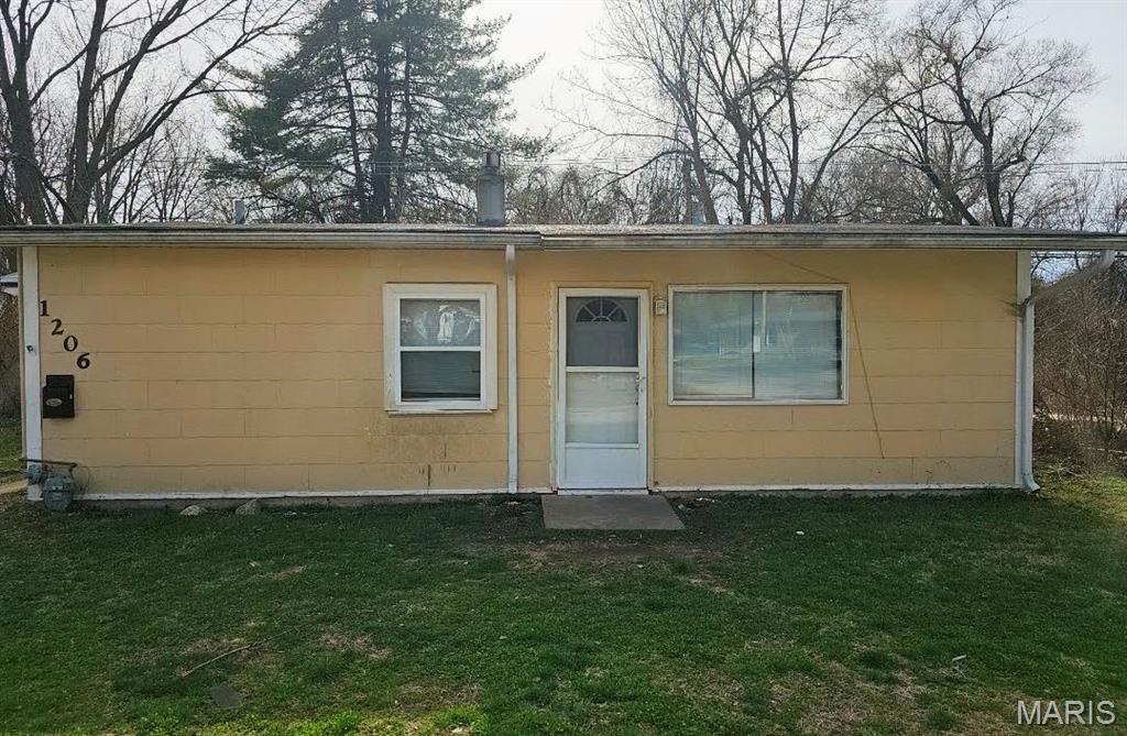 Welcome to this updated 3-bedroom, 1-bath home offering a simple and functional layout with updates throughout. Major improvements include updated sewer lines, adding value and peace of mind. The property is currently tenant occupied, making it a great opportunity for an investor looking to add to their rental portfolio. Whether you're looking for your next investment or a home with solid updates already completed, this property is worth a look. Do not disturb the tenant. Allow full 24-hour notice for all showings. Monthly Rent: $1,067
Agents, please see MLS remarks for additional information.