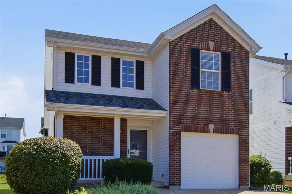 Come Visit this wonderful detached condo in the Desirable Homefield Commons neighborhood.  Great amenities such as pools, walking trails & common grounds.  Easy access to comuter routes.  Close to schools, restaurants & entertainment.