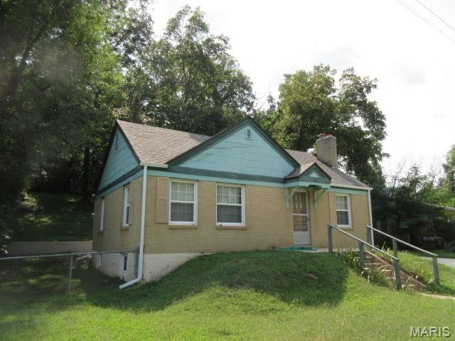Historic 2 bedroom home located right in the heart of Waynesville and only minutes from Ft. Leonard Wood.  This home accommodates a smaller occupant situation with 2 bedrooms, 1 bathroom, living room, a separate area for dining and a very large unfinished basement.  This home also features a very large fenced in back yard and a huge driveway/parking area!