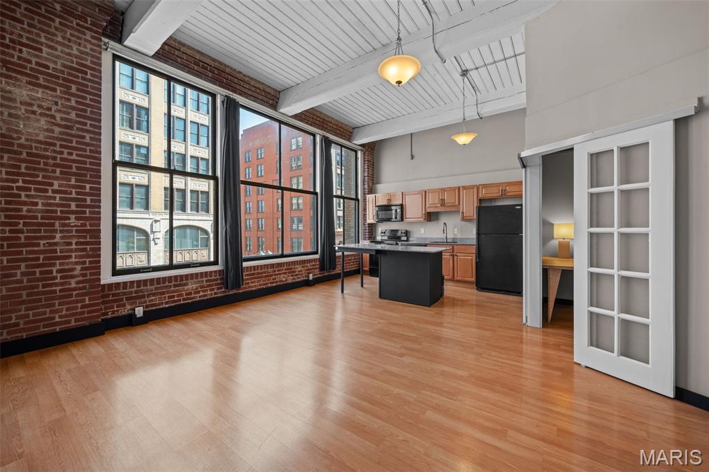 Downtown living at it's best, walk to everything that the Washington Avenue loft district has to offer.  Start the day with Coffee at Sacred grounds, food options include Medina, Rosalita's, Arepa Bar, Blood and Sand, and finish the day with a cocktail at Hair of the dog.  This location has so much to offer and the Knickerbocker Condominium is situated to provide easy access to countless other venues.  Public Library and Dog park just outside the entryway.  This north facing unit is flooded with natural light from an expansive wall of windows directly on Washington.  The building originally constructed in 1907 is loaded with architectural details and the unit itself has a open concept loft layout.  A spacious living room flows directly to the well appointed kitchen that is a perfect work station for meal preparation and entertaining.