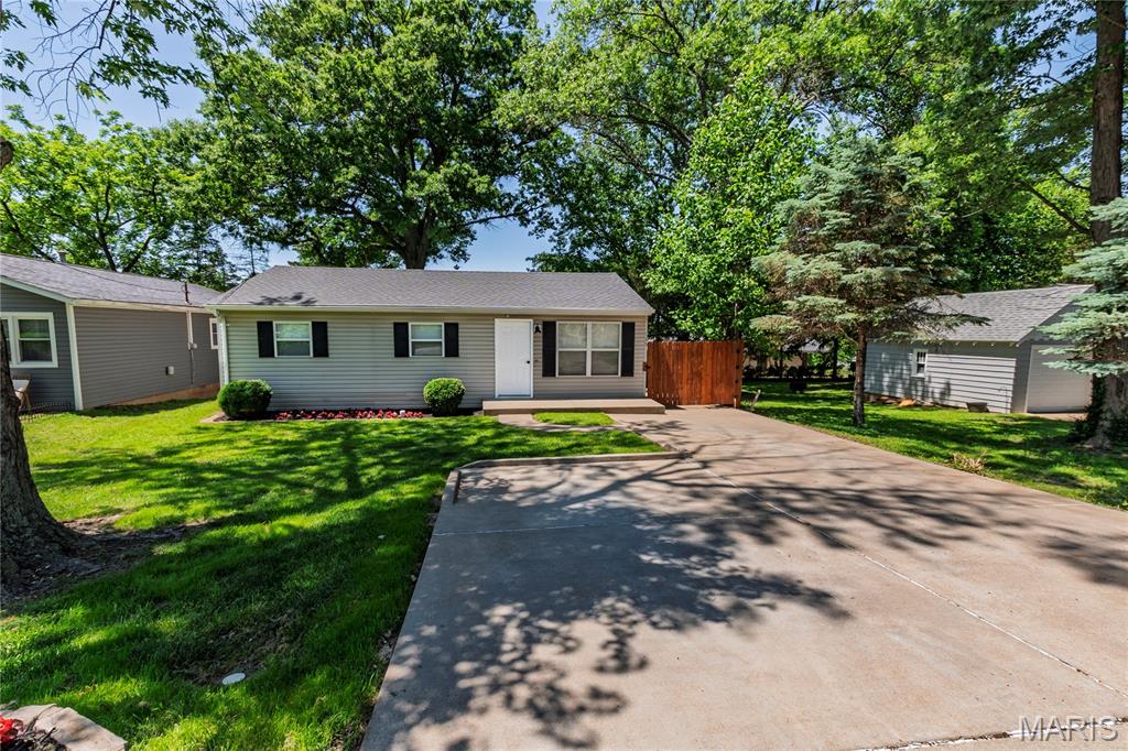 STOP SCROLLING  because this is the kind of home buyers have been waiting for this year!

This charming home brings all the cozy vibes with bright natural light, fresh neutral tones, updated spaces, and a layout that just "feels good" the second you walk in. From the manicured yard to the stylish kitchen, refreshed bathroom,new carpet, large family room, and ideal backyard. 

Whether you’re a first-time buyer, downsizing, or just tired of seeing overpriced projects this is the one that makes homeownership feel possible again. 

The only thing missing is YOU, reach out, or at least call your agent to schedule a showing!!