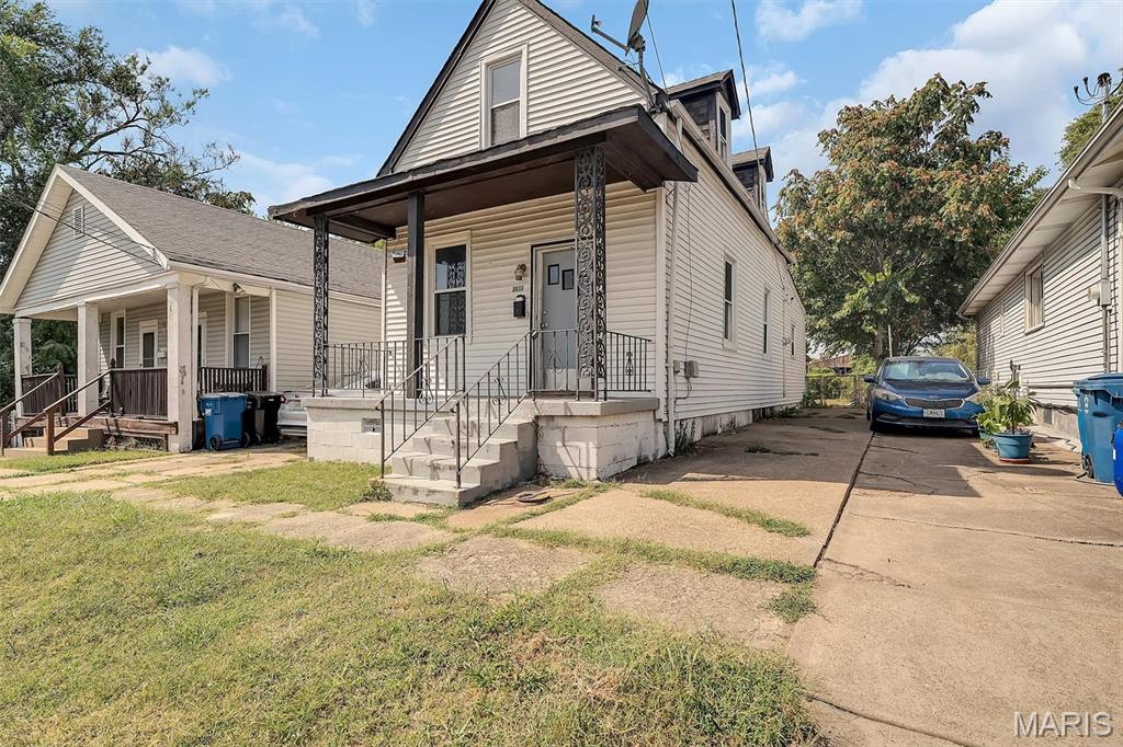 This house is truly move-in ready, with all the upgrades done for you. Step inside and instantly feel at ease—this stunning 2-bedroom, 1-bath home has just been lovingly remodeled and is waiting for you to create new memories. Every detail has been thoughtfully chosen to create a space that’s both stylish and comfortable. Tucked away on a quiet street, you’ll be just minutes from parks, great restaurants, shopping, and top-rated schools. Whether you’re commuting or working from home, you’ll appreciate the easy access to everything you need. Whether you’re a first-time buyer, downsizing, or looking for a turnkey investment, this home checks all the boxes. Don’t miss out on this rare opportunity—homes like this go fast. Come see everything this stunning home has to offer!