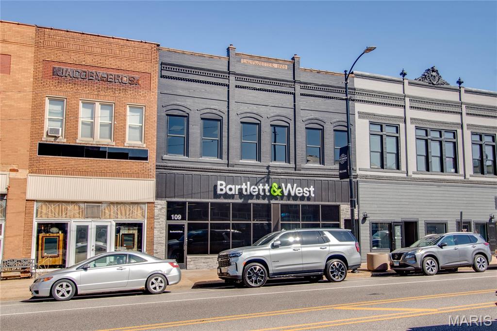 Looking for the perfect spot to grow your business? Here is prime commercial space available for rent right on State Street in the heart of Jerseyville! 
This location offers high visibility, steady foot traffic, and a central spot in the business district, making it an ideal space for retail, office, or service-based businesses. Whether you're a startup looking for a fresh start or an established business wanting to expand, this space gives you the exposure and convenience you need to thrive.
The pricing is per square foot, as the space can be divided. Location: Downtown