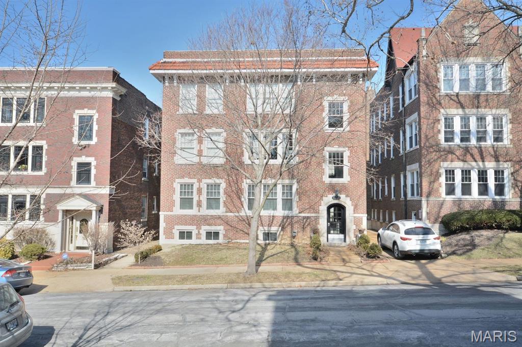 Available 8.1.26. This unique 2 bed 2 bath, located on the lower level, is just steps away from the charming DeMun Ave. Enjoy the convenience of having your own private entrance.

One of the standout features of this apartment is its two bathrooms, which provides added convenience and privacy for you and your guests. The partially underground location of this unit means that utility costs are low, making it an affordable choice for those looking to save on expenses.

Inside, the apartment boasts a spacious living room and a functional kitchen with modern appliances. Each bedroom is roomy and comfortable, with great closet space. This quiet building ensures a peaceful and serene living experience, perfect for those who prefer a calm environment to unwind after a long day.

One dedicated parking space for $50 per month.

Don't miss out on this incredible opportunity to live in one of the most sought-after locations in the area! Location: Lower Level