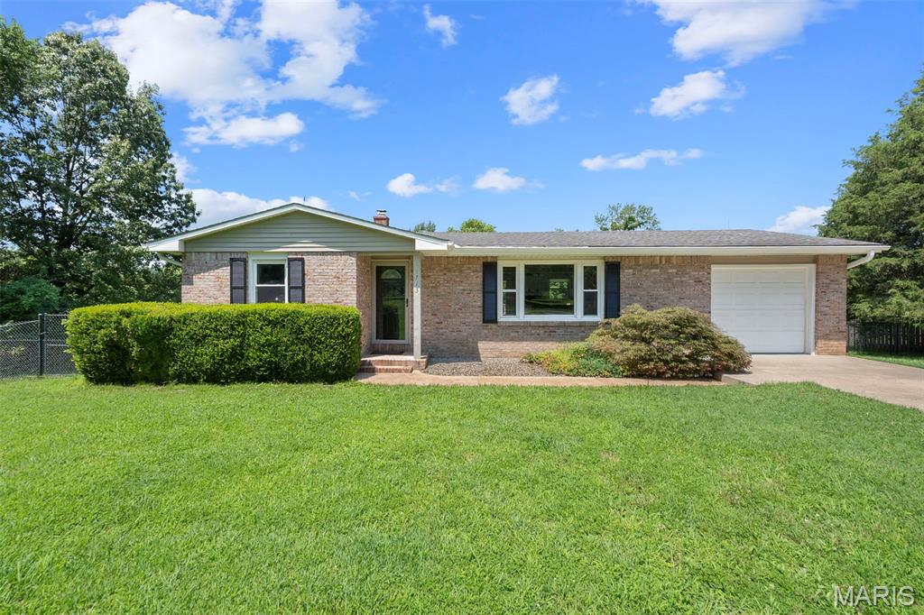 FRESH & PRISTINE! The weather isn’t the only thing that’s sizzling .... this updated and
move-in ready gem sparkles * Soooo much to love.... new carpeting, fresh paint, open floor
plan, fenced back yard and utility shed * Ideal for empty nesters, first time buyers or anyone
looking to own instead of rent! * The kitchen offers beautiful custom cabinetry, vaulted ceiling,
skylights, center island/breakfast bar and SS appliances * The finished walkout lower level
features a spacious family room, office (utilized as a bedroom with it’s own full bath!), laundry
room complete with washer & dryer and a “safe room” under the garage * Prepare to be
amazed and start packing!