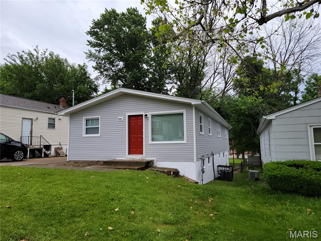 Beautiful fully remodeled huge 4 bed 1 bath home with fenced backyard and 2 car attached garage.  full unfinished basement with laundry hook ups.  

Landlord pays trash and sewer
Tenant Pays electric, water, gas and cuts lawn

We do not accept housing vouchers on this home and the FREE application must be completed by all proposed occupants 18 years of age or older.