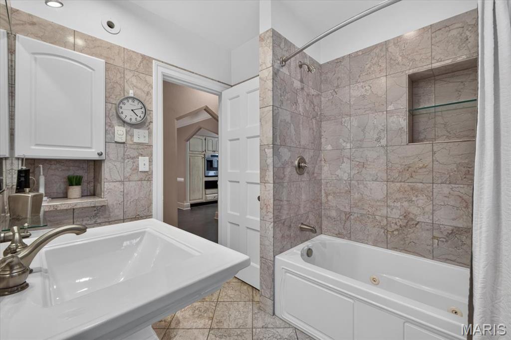 7507-7509 Cromwell Condo - Residential