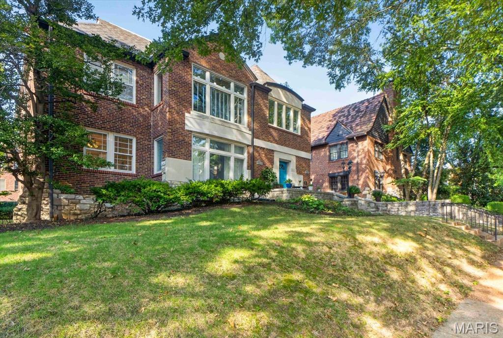 7507-7509 Cromwell Condo - Residential
