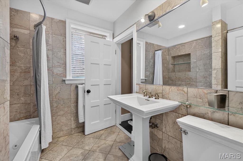 7507-7509 Cromwell Condo - Residential
