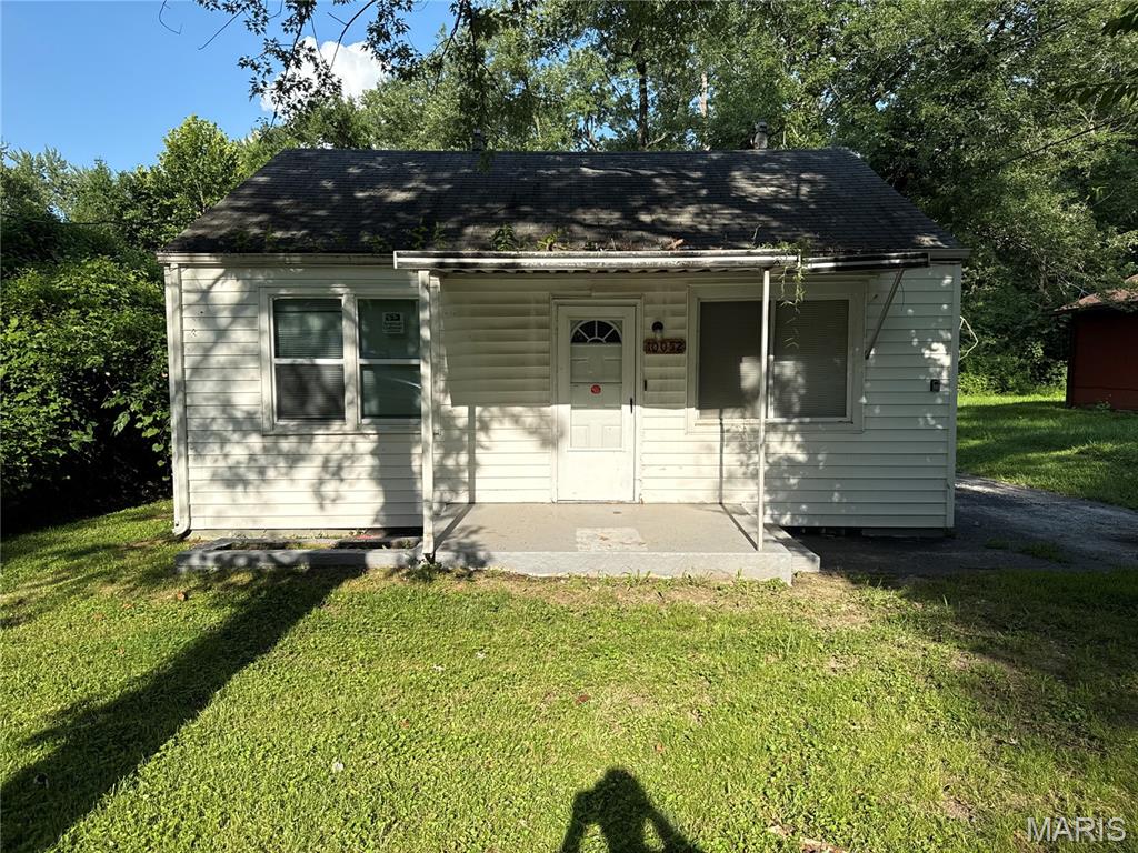 Wonderful investment opportunity! This three-bedroom; one-bathroom single family home has a mixture of carpet and vinyl flooring. Comes with kitchen appliances and a full unfinished basement. Huge backyard. This property is occupied and already cash flowing!