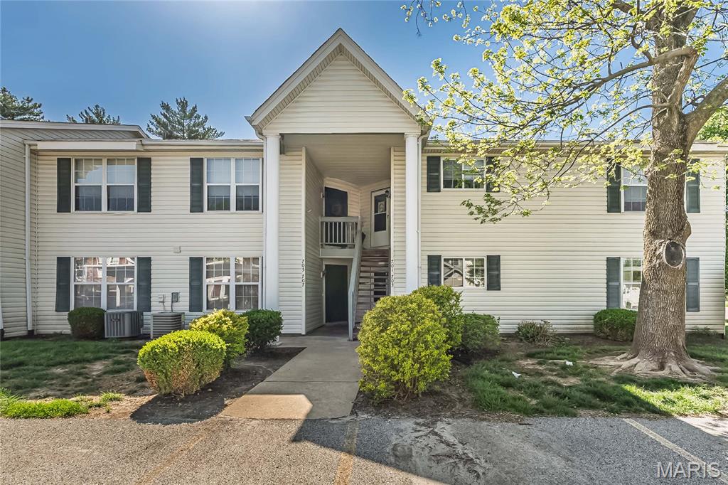 This ground-level, end-unit condo located in the highly regarded Francis Howell School District offers easy, stair-free living. Inside, you’ll find two generously sized bedrooms, two full bathrooms, and the convenience of private in-unit laundry.
The home has been thoughtfully updated with new stainless-steel appliances, refreshed kitchen cabinetry, a breakfast bar, a quartz vanity and updated lighting in the primary bath, plus recently installed ceiling fans in both bedrooms.
Step outside to a covered rear patio that overlooks a peaceful, park-like setting perfect for relaxing or entertaining. The sought-after Sugarwood community features great amenities, including an in-ground pool, kiddie pool, and clubhouse.
The HOA fee covers water, sewer, trash, snow removal, and exterior maintenance, making for a truly low-maintenance lifestyle. Ideally located near Highways 364, 70, and 40, this home also includes two assigned parking spaces. For showings, please use spots marked “703” or “Visitor” directly in front of the unit.
Prime corner location at ground level comfort, convenience, and value all in one!