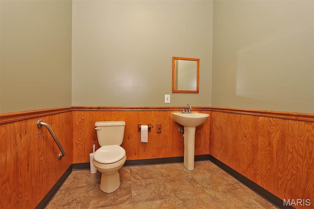 Town/East Federal Sub - Commercial Sale