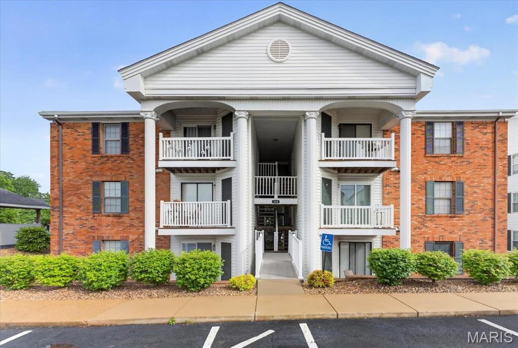 This standout Victoria Crossing condo is conveniently located in the City of Wildwood, and the respected Rockwood School District. This 2-bedroom, 2-bath home boasts a private balcony, newer flooring, and in-unit laundry. Both bathrooms and the kitchen have been stylishly updated, giving the home a fresh, modern look. It’s mid-level setting feels peaceful and tucked away, while still being close to everything that makes this location so desirable—the Wildwood Town Center, grocery stores, a movie theater, and an abundance of service, dining, and shopping possibilities. Amenities abound at Victoria Crossing—two swimming pools, tennis courts, and a playground. There are also nearby parks and walking trails. Added pluses are low HOA fees and a one year home warranty included for buyer’s peace of mind. From the quality living space, the quiet setting, the recreational amenities and the convenience of Wildwood living - this home has it all!