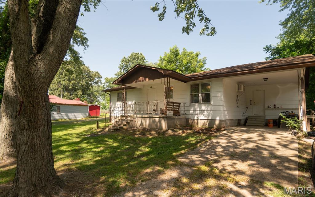 Affordable, comfortable, and full of charm! This 2 bedroom, 1 bathroom Bloomfield home is the perfect place to start your homeownership journey. With spacious living areas and an inviting feel throughout, this home offers plenty of room for relaxing or entertaining. A great starter home with endless possibilities to make it your own!