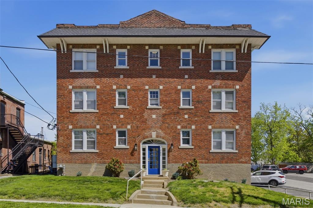 7389 Maple Avenue in Maplewood, MO presents a compelling, turn-key 24-Unit multifamily investment opportunity featuring a diverse unit mix of spacious studio and one-bedroom apartments that appeal to a broad renter base. The property has been thoughtfully updated to achieve rent premiums and is supported by strong historical occupancy, currently at 95.8%, providing immediate cash flow and operational stability. Located within a highly desirable area boasting exceptional 3-mile demographics—average household income of $134,501 and average home values of $413,704—the asset also benefits from placement in the top-ranked Maplewood-Richmond Heights School District (Top 13% nationwide, #13 in Missouri). As an infill property in one of St. Louis’ most sought-after inner-ring suburbs, residents enjoy proximity to established infrastructure, amenities, and a central location that continues to drive consistent tenant demand. With limited new supply in the immediate area and strong underlying fundamentals supporting long-term occupancy and rent growth, this offering is further enhanced by pricing well below replacement cost, making it an attractive opportunity for both yield and appreciation.