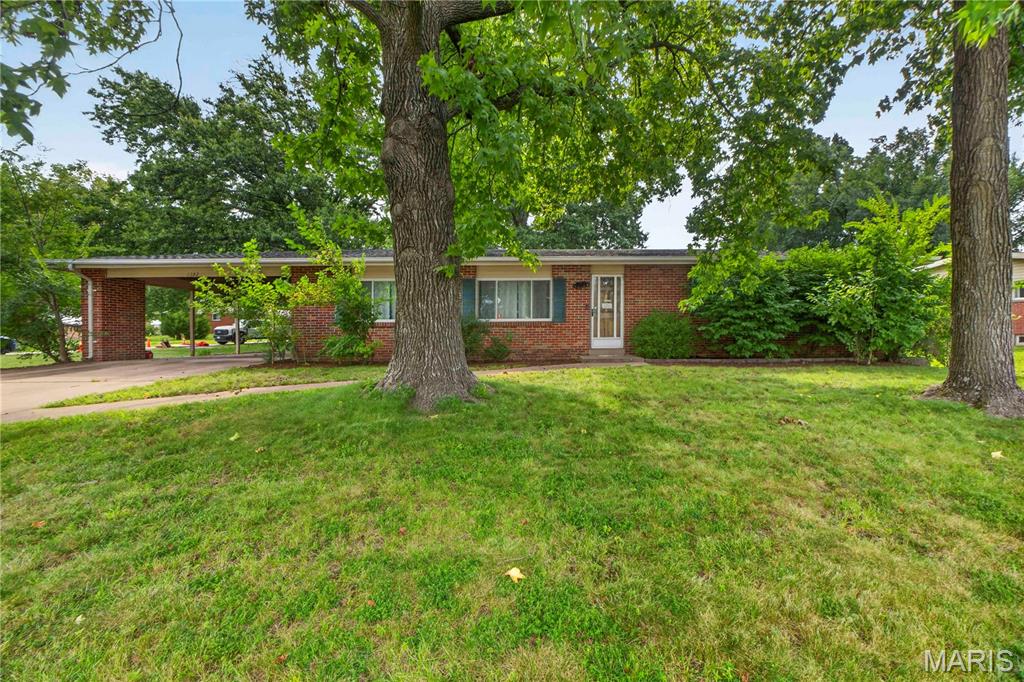 Welcome to a beautifully positioned 3-bedroom, 3-bath residence in the heart of Olivette, nestled within the highly sought-after Ladue School District. Set on an expansive 0.409-acre corner lot, this inviting ranch offers effortless one-level living with a warm, refined character. Inside, rich hardwood floors flow throughout the living room, dining room, and bedrooms, creating a timeless foundation. The spacious family room and well-appointed kitchen provide comfortable spaces for everyday living and entertaining. The partially finished lower level expands the home’s versatility with an impressive 30’ x 24’ recreation room and full bath, ideal for entertaining, a home gym or media space. With its generous grounds, desirable school district, flexible living spaces, and exceptional location, this home offers a wonderful blend of comfort, space, and opportunity in one of Olivette’s most established neighborhoods.