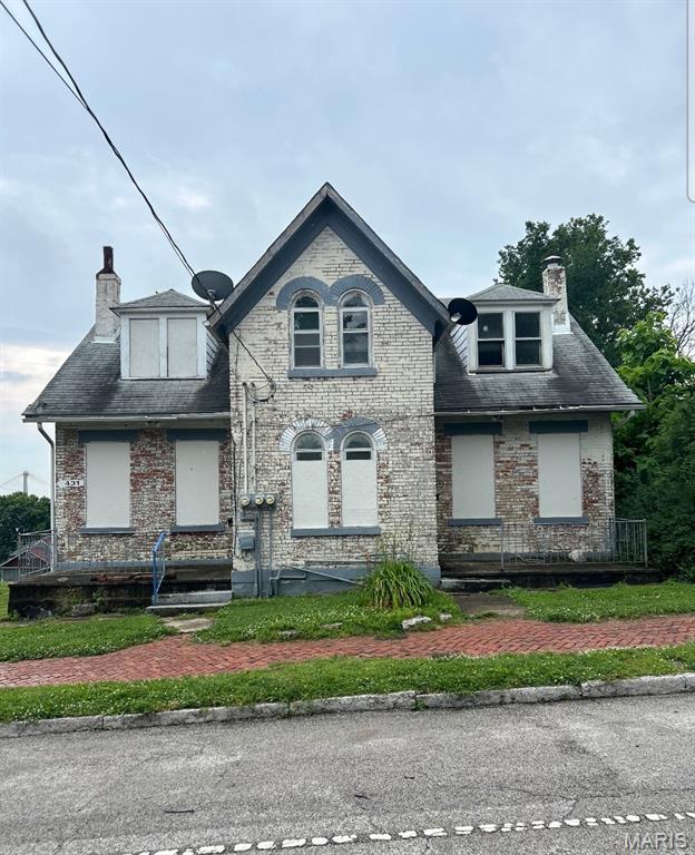 This multi-family property is ready for new beginnings. Located in a historic district, it offers charming surroundings and sweeping views of the Mississippi River. The building has been gutted and is primed for redevelopment, giving investors or owner-occupants a blank slate to create something truly special.
With its unbeatable location and strong structural potential, this property is ideal for anyone looking to restore and revitalize in one of the area's most storied neighborhoods.
