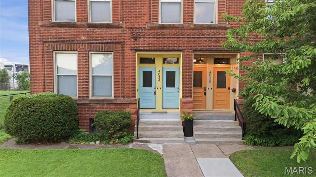 Welcome to this beautifully updated 2-bedroom, 2-bath top-floor condo in St. Louis’ thriving Midtown corridor. Just minutes from the Central West End and Saint Louis University, this location puts you close to Fresh Thyme Market, City Foundry/Alamo Drafthouse, and a great mix of nearby coffee shops, breweries, restaurants, and entertainment. Sports fans will love the easy access to the city’s major venues, and commuters will appreciate quick access to Highway 64/40. Inside, the condo blends historic character with modern comfort, featuring hardwood floors, exposed brick walls, tall windows, and an open kitchen, dining, and living area filled with natural light. The kitchen offers ample cabinet space, breakfast bar seating, and a functional layout that opens directly to the main living space. Down the hall are two bedrooms and two full baths, including a primary bedroom with an en-suite bath. Additional highlights include in-unit laundry and outdoor deck space with room to sit outside and enjoy some fresh air. A great opportunity for low-maintenance city living with classic St. Louis charm.
