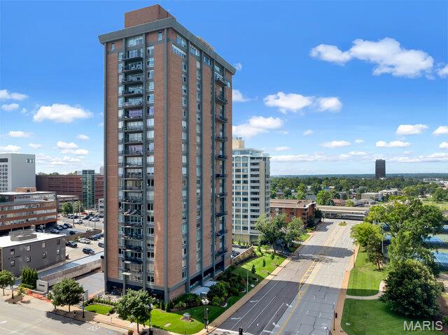 Sophisticated Clayton condo offering 1,326 sq. ft. with 2 bedrooms and 2 full baths in a premier location. The fully updated kitchen and renovated primary bath feature modern finishes throughout — including the convenience of an in-unit washer and dryer tucked right in the primary bath. Sweeping views of Shaw Park's pool and tennis courts bring a resort-like feel to everyday living. 24-hour concierge service provides added peace of mind, and one assigned garage space means off-street parking is always yours. Residents enjoy the exceptional lifestyle of a premier full-service building featuring on-site management, an elegant party room with catering kitchen, a library, a lobby with fireplace, and a rooftop pool with sweeping views from Shaw Park to the downtown St. Louis skyline. The HOA covers water, sewer, trash, heating, and cooling. Direct access to I-170, Dominic's Trattoria just below, and Straub's Fine Grocers moments away. The perfect blend of comfort, convenience, and Clayton charm.
There will be No OPEN HOUSE as the association does not allow, must be accompanied by agent to enter.