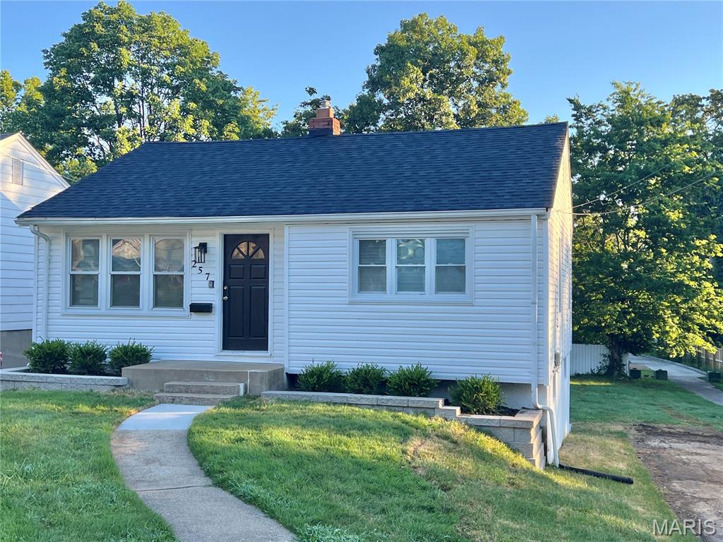 GREAT House, Great Neighborhood, Great Location, Great School District!  Easy Access to 44 and 270 with TONS of Shopping within minutes (Target, Walmart, Home Depot, Bass Pro, Etc).  Quiet Neighborhood. Fantastic Lindbergh Schools.  New Bathroom Tile Surround and Vanity (2026), Fresh Paint (2026), Large Back yard, Nice Wood Floors, Fridge and Stove Included, Walk Out Basement, Friendly Sidewalks, Plenty of Storage, and Washer Dryer Hookups.

Come See Today!