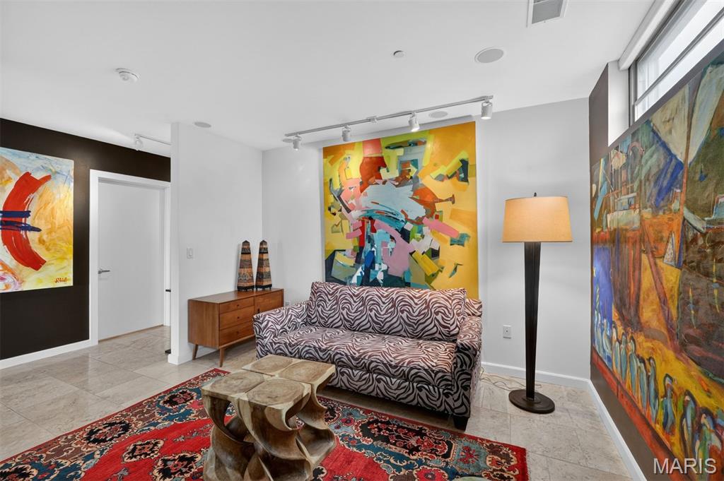 4545 Lindell Blvd - Residential