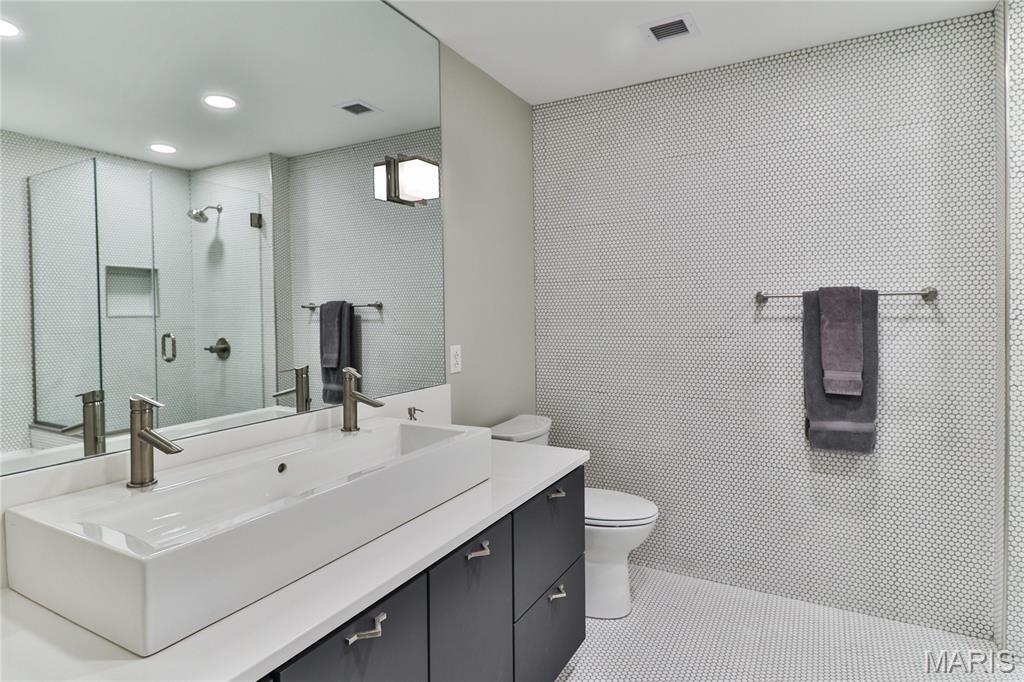 Park East Tower - Residential Lease
