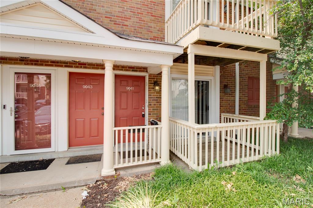 MOTIVATED SELLER!!! MOVE IN READY AND WAITING FOR YOUR PERSONAL TOUCHES, CHARMING GROUND-LEVEL CONDO IN BRENTWOOD FOREST!
WELCOME TO 9041 N SWAN CIRCLE-THIS CLEAN AND WELL-MAINTAINED GROUND MAPLE LEAF II FLOOR PLAN OFFERS COMFORTABLE LIVING IN THE HEART OF BRENTWOOD. THE KITCHEN FEATURES STAINLESS STEEL APPLIANCES, A WALK IN PANTRY AND IS ACCENTED WITH A TILE FLOORING ENTRY. A COZY WOOD-BURNING FIREPLACE ADDS WARTH TO THE INVITING LIVING AREA. A WASHER/DRYER ARE CONVENIENTLY LOCATED IN THE HALL CLOSET. ENJOY BOTH FRONT AND REAR DECKS-PERFECT FOR RELAXING OR ENTERTAINING. AMENITIES INCLUDE TWO SWIMMING POOLS, TENNIS COURTS, SCENIC WALKING TRAILS, LAKE JEFFERSON, AND A CLUBHOUSE FOR SOCIAL EVENTS OR MEETINGS. SEWER, WATER AND TRASH SERVICES ARE INCLUDED IN THE HOA FOR ADDED CONVENIENCE. LOCATED JUST MINUTES FROM MAJOR HIGHWAYS, PUBLIC TRANSIT, SHOPPING AND DINING THIS HOME IS IDEAL FOR ANYONE SEEKING COMFORT, CONVIENICE, AND COMMUNITY-ALL ON ONE LEVEL. MAKE AN APPOINTMENT TODAY!!!
