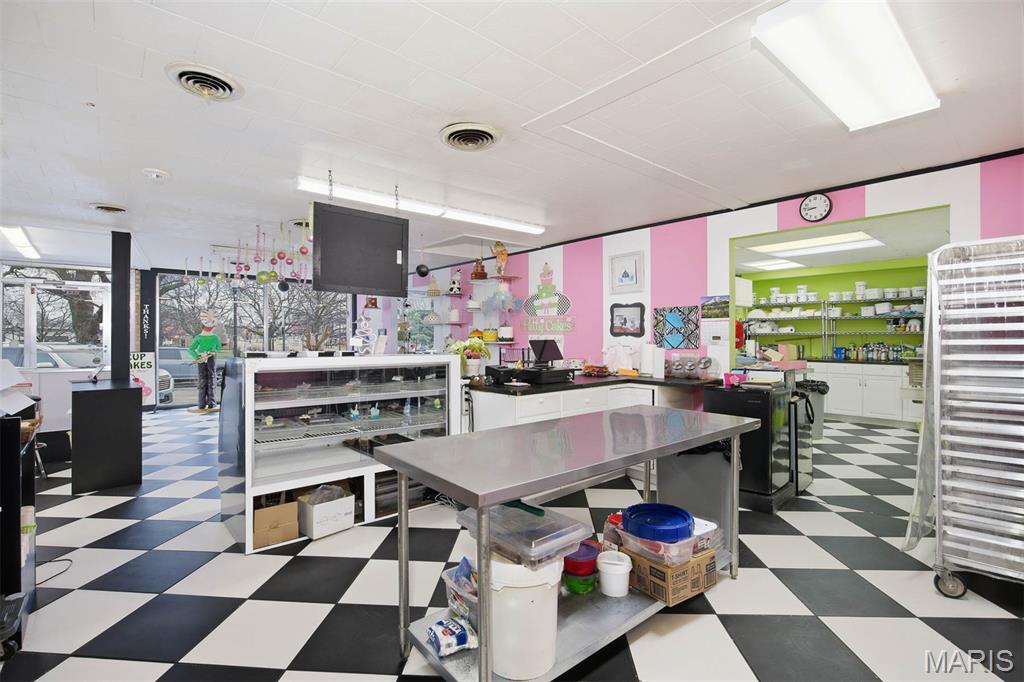 City/Hlnd - Commercial Sale