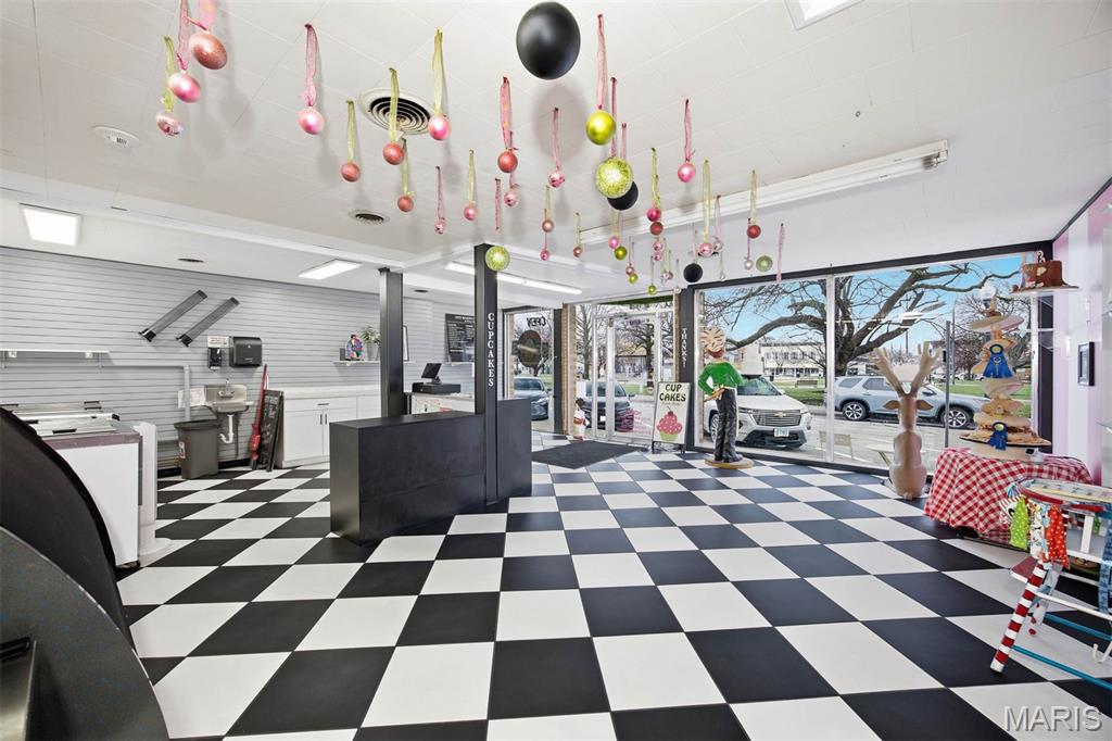 City/Hlnd - Commercial Sale