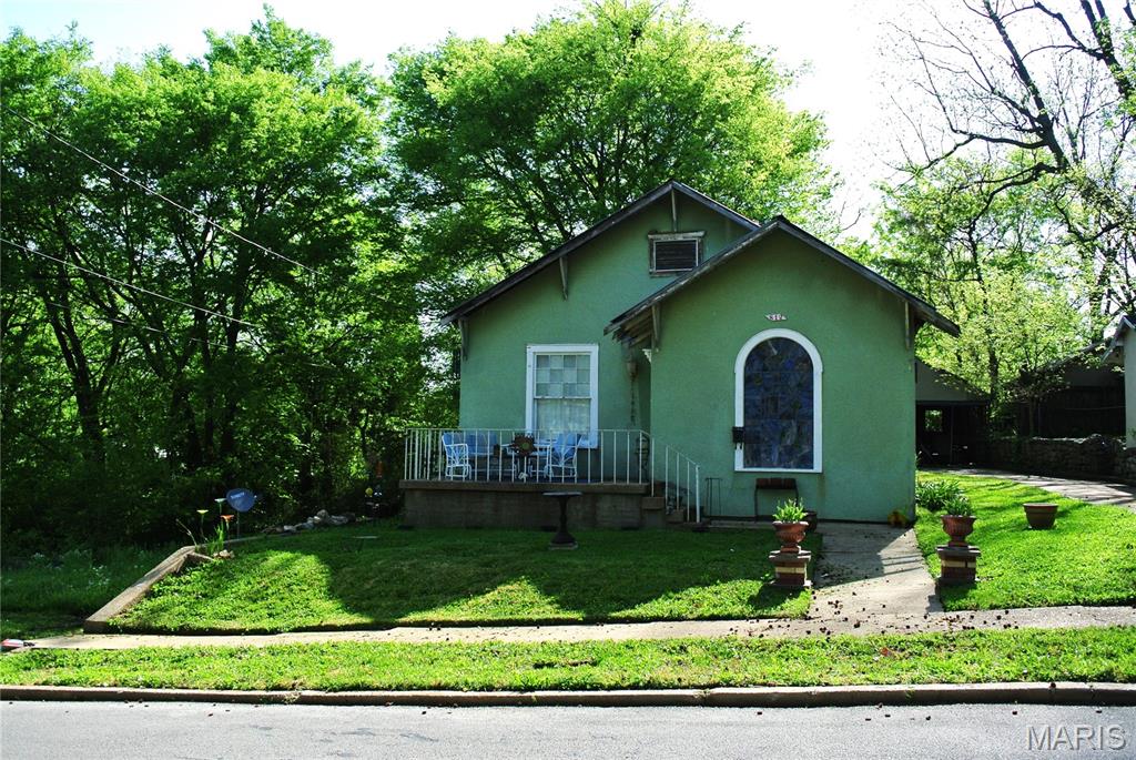 Check out this amazing bungalow. This home was built in 1918 and offers so many historical features, butler door going into the kitchen, claw foot tub in the bathroom and stained glass window in the living room along with a beautiful cathedral ceiling. Home offers 2 nice sized bedroom and one bathroom, large living room, dining room and cozy kitchen. Listing includes extra lot. Parcel 13-2-3-1-30-3 & 13-2-3-1-30-2 
Motivated Seller