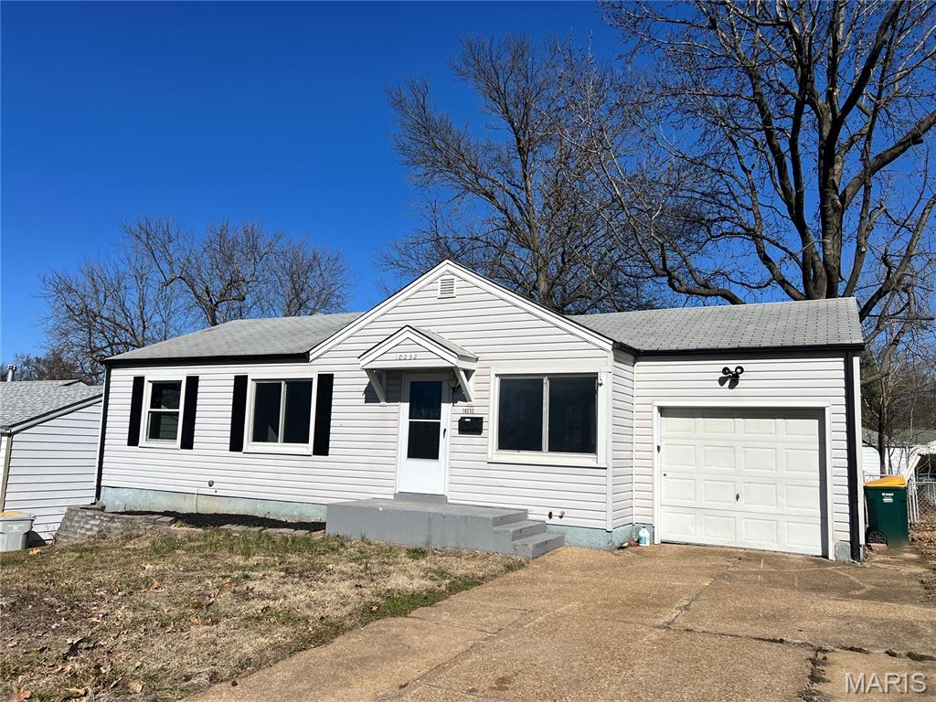 This 3 bedroom 1 bath home is located on a quiet street in Bellefontaine Neighbors. Updated floors and a spacious back yard and patio makes this home quite an attraction.
Tenant is responsible for all utilities, including $95/mo for sewer, to be paid to owner in addition to their monthly rent payment. Qualifications: Income must be 3x the asking rent, a minimum credit score of 580, proof of income for the last 30 days, no evictions or felonies in the last 5 years. Application fee is $40 per adult.