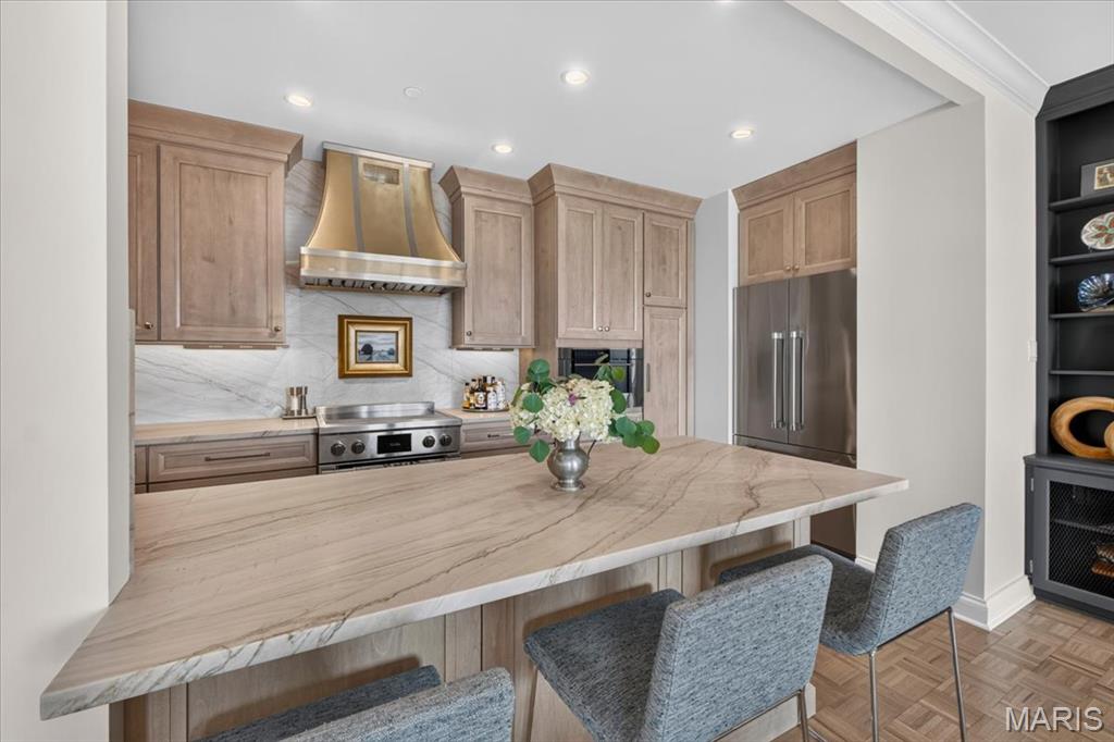 Eight-One-Six South Hanley Condominuim - Residential