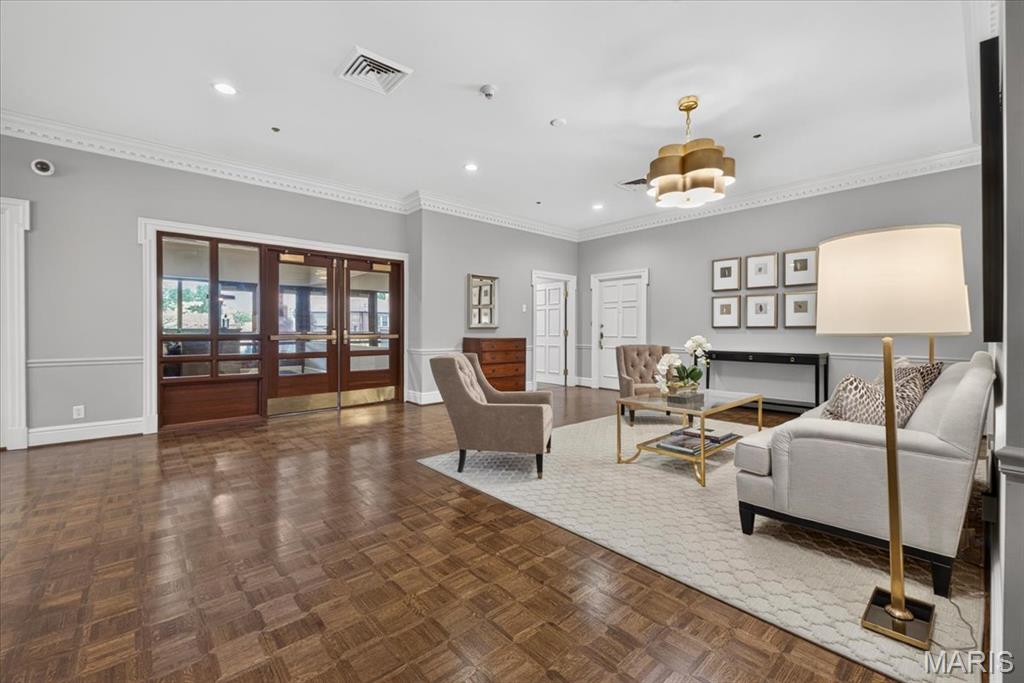 Eight-One-Six South Hanley Condominuim - Residential