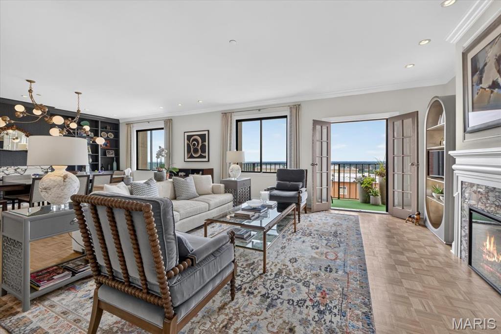 Eight-One-Six South Hanley Condominuim - Residential