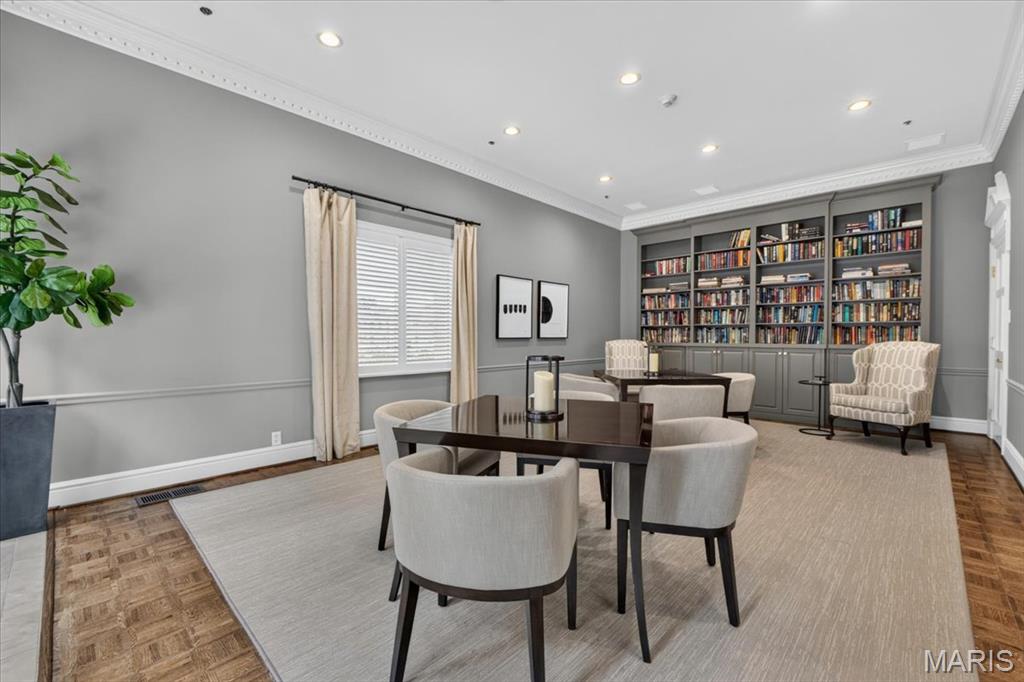Eight-One-Six South Hanley Condominuim - Residential