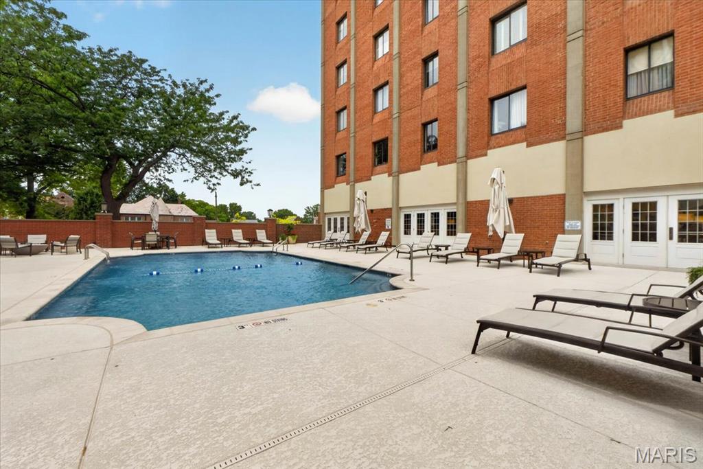 Eight-One-Six South Hanley Condominuim - Residential