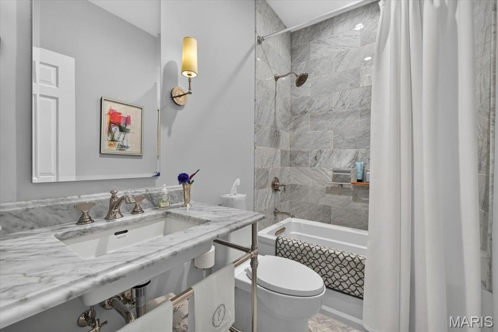Eight-One-Six South Hanley Condominuim - Residential