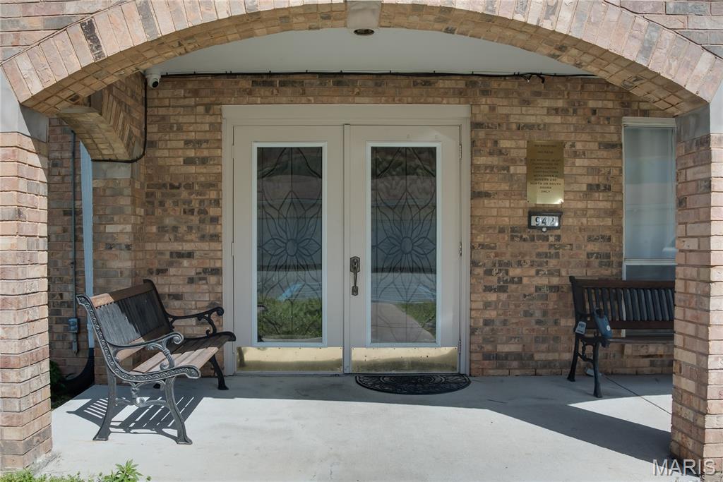 Wonderful opportunity for an updated one-bedroom condo. The renovated kitchen features newer appliances, solid surface countertops, Beveled subway tile backsplash, newer flooring and shaker cabinets. This unit is one of the few units that has a laundry set up in the unit. Updated bath with solid surface vanity counter top. One garage parking space. You’ll be close to everything with the new Olio development close by with easy access to Olive, Lindbergh, Airport, shopping, restaurants, entertainment, and walkability.