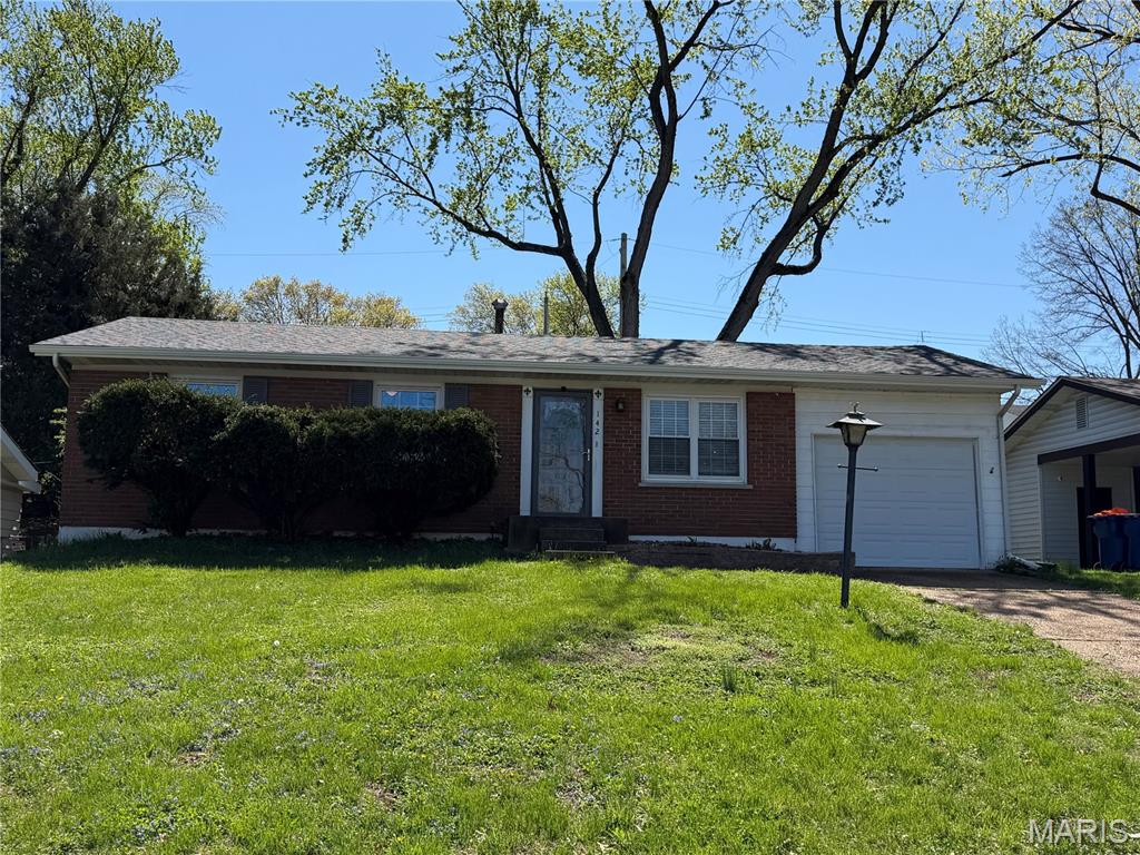 Nice 3 bedroom, 2 bath ranch with 1 car garage. Great location! Close to I- 255, public transportation and shopping! Oakville high school!
