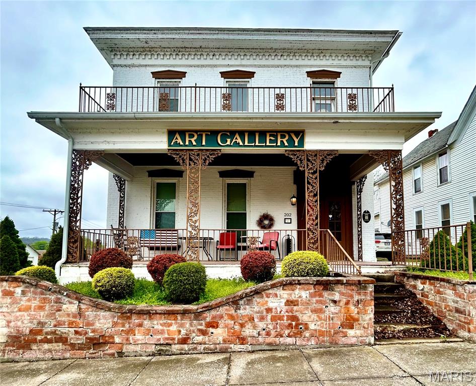 Historic charm, artistic soul, and downtown convenience all in one! This character-filled historic home and art gallery sits directly across from the Louisiana Public Library and within easy walking distance to local restaurants, shopping, and coffee shops in the heart of downtown. Lovingly maintained and full of timeless details, this is a rare opportunity to own a true piece of Louisiana history. Come fall in love with the character, community, and creative spirit.