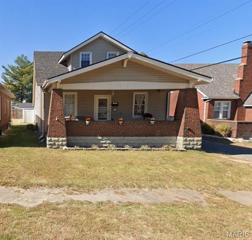 Welcome to 312 Whitelaw Avenue in Wood River! This spacious 5-bedroom, 2-bath home offers over 1,800 square feet of living space with plenty of room to spread out. Built in 1920, this home has character, space, and flexibility for a variety of needs. With multiple bedrooms, two full bathrooms, and a convenient Wood River location, this property is a great opportunity for an owner-occupant or investor looking to add to their portfolio. Located near schools, shopping, dining, and major roadways for an easy commute. Schedule your showing today!