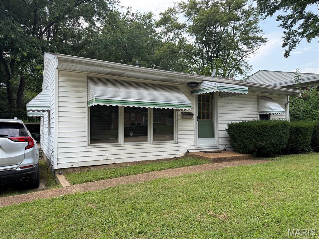 INVESTORS OPPORTUNITY! 
We have a window on Monday 9/14 from 5-7 to check out this long term occupied property where the tenant wants to stay!  2 bedroom 1 bath conveniently located!