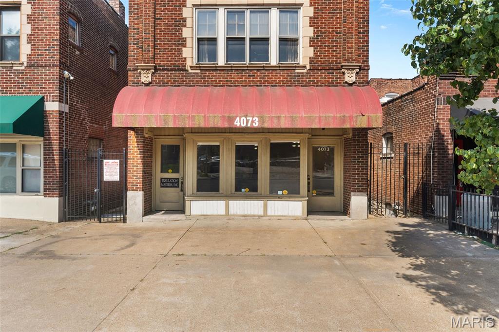 Opportunity awaits at 4073 S. Grand! This versatile two-story commercial building offers approximately 3,100+ square feet above grade plus a full basement and detached alley-access garage. Previously home to a successful contracting business, the main level features spacious offices, reception areas, conference/workspace potential, and excellent flexibility for a variety of business uses.
The second floor was formerly configured as a residential apartment and offers the potential to be converted back (subject to municipal approval), creating an excellent live/work opportunity or additional rental income.
The full basement provides abundant storage, while the detached garage and alley access add convenience rarely found in city commercial properties. Located on busy South Grand with excellent visibility and easy access to major highways.
Ideal for contractors, professional offices, medical services, insurance agencies, home health companies, adult day care, nonprofits, property management, or investors looking to reposition a unique mixed-use property.
Bring your vision and unlock the possibilities.
