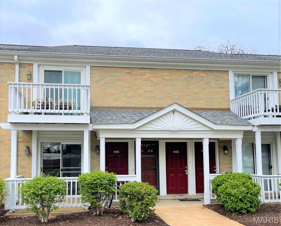 *** YES, THIS UNIT WILL GO FHA & SELLER WILL PAY UP TO 6% TOWARDS BUYER'S CLOSING COSTS, POINTS, PREPAIDS, ETC. AT CLOSING *** MAIN FLOOR LIVING *** THIS IS THE BEST DEAL FOR A  2 BEDROOM CONDO IN SCENIC BRENTWOOD FOREST * SUPERIOR LOCATION AFFORDS EASY HIGHWAY ACCESS * ENJOY THE NEW CONTEMPORARY LUXURY VINYL PLANK FLOORS THROUGHOUT * HUGE LIVING ROOM/DINING ROOM WITH FIREPLACE * ALL STAINLESS STEEL KITCHEN APPLIANCES (NEW DISHWASHER) ARE INCLUDED WITH A "FULL SIZE" STACK WASHER/DRYER * RETRACTABLE KITCHEN WORK AREA OR BREAKFAST BAR * WALK-IN PANTRY * BOTH BEDROOMS WITH CLOSET ORGANIZERS * MAIN BEDROOM WITH MIRRORED CLOSET SLIDING DOORS * BEDROOM WALKS OUT TO AN 18 X 12 PRIVATE DECK (RECENTLY POWERWASHED)  WITH STORAGE CLOSET *  FENCED PATIO OFF THE LIVING ROOM IN FRONT OF THE CONDO * WALK TO THE LAKE WITH A FOUNTAIN AND SIT AWHILE * PARKLIKE SETTING IN THIS POPULAR COMMUNITY * SHOPS, RESTAURANTS, ALL WITHIN WALKING DISTANCE *