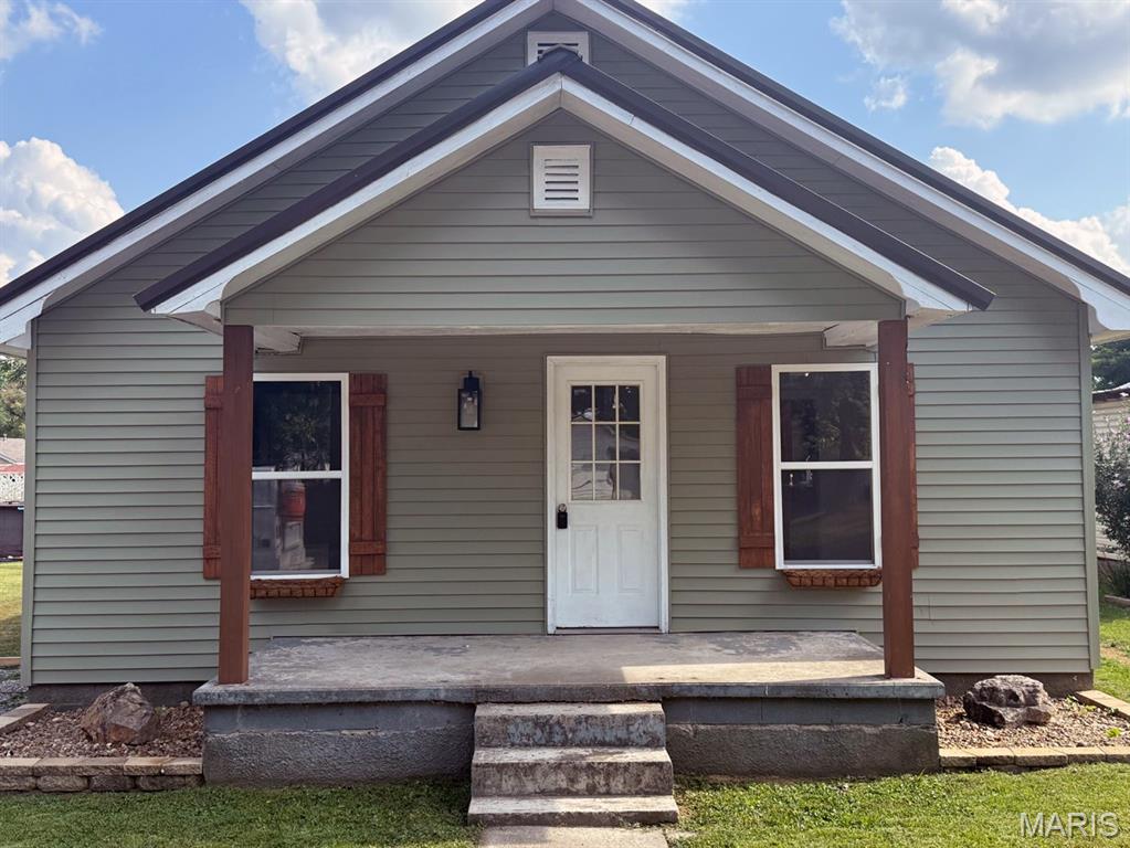 Professionally renovated 2 bed, 1 bath home with 976 sq ft of stylish living space on a large 50x165 ft lot. Fully updated in 2025—everything is brand new including flooring, windows, electrical, plumbing, and more. Spacious backyard offers endless possibilities: entertaining, gardening, play area, or future expansion. Ideal for first-time buyers, downsizers, or investors looking for a turn-key property with great outdoor space and charming updates. Move-in ready!
Owner/Agent