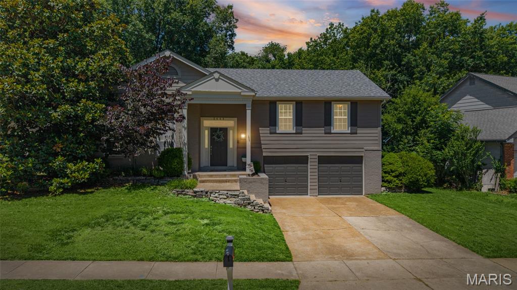 Welcome home to this beautifully updated 3-bedroom, 2-bath residence in desirable Wildwood! Designed for easy everyday living and effortless entertaining, the open floor plan offers spacious gathering areas filled with natural light. The inviting family room features stunning floor-to-ceiling built-in shelving, creating both character and functionality. Light, bright, and decorated in today's neutral tones, this home provides a fresh, move-in-ready feel throughout. Since ownership, the home has benefited from numerous updates, including a new roof and gutters (2020), a new refrigerator, updated lower-level flooring, and additional improvements that enhance both comfort and peace of mind. The generously-sized primary suite serves as a private retreat, complete with a luxurious ensuite bath featuring a separate soaking tub and shower. Step outside to enjoy the large, fenced and level backyard—perfect for play, outdoor gatherings, gardening, or simply relaxing. Combining thoughtful updates, comfortable living spaces, and an exceptional outdoor setting, this Wildwood gem offers the ideal blend of style, functionality, and value. Move right in and start enjoying all this wonderful home has to offer!