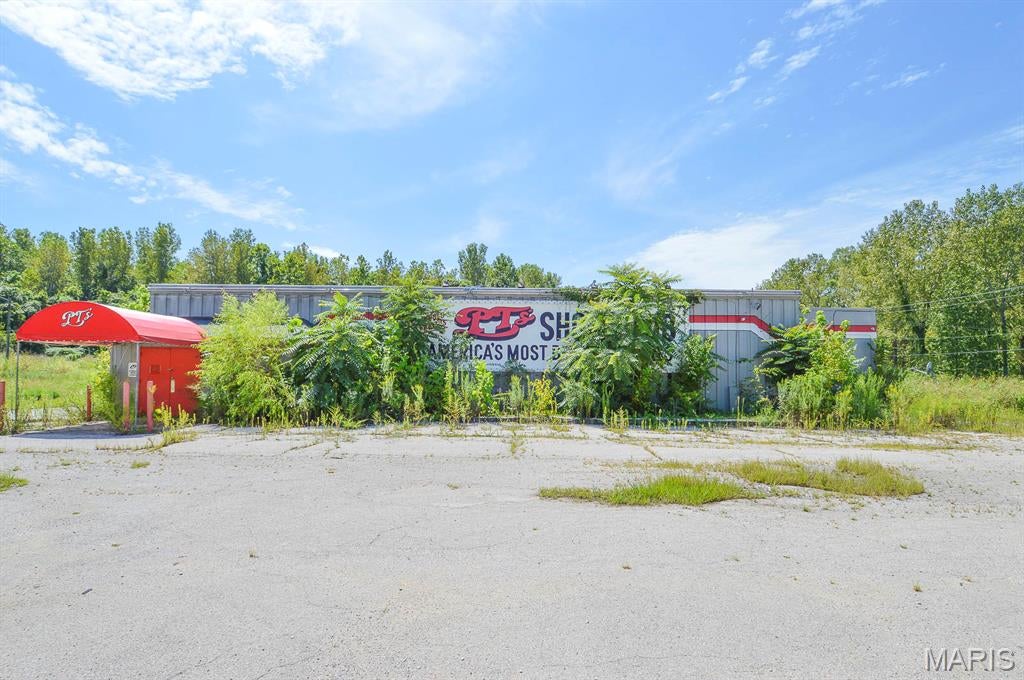 Price listed is Starting Bid Only. Bidding starts closing 9/23/2026 @ 6 p.m. Redevelopment opportunity awaits with this 6,180± SF commercial building situated on a mostly level 4.1± acre lot within the City of Cahokia Heights zoning jurisdiction. Originally built in 1977, the property offers a flexible layout providing an excellent starting point for a variety of future uses. The property also features a gravel parking area with pole signage, established utilities are available, and a private well and septic system. Any future usage is subject to applicable zoning rules and the proper approvals. Conveniently located just minutes from I-64, I-255, and IL Route 15. Property is being offered as-is, all potential buyers to independently verify the condition of all components of the building. Property will sell under auction terms and be sold AS- IS, WHERE-IS. Seller, will not make any repairs as a result of any building, occupancy, or environmental inspections. Buyer will be required to sign an Auction Purchase & Sale Agreement if final bid is accepted by Sellers.