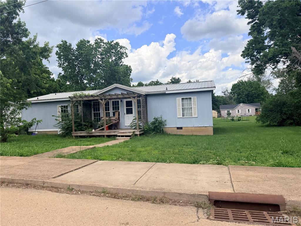 Great investment opportunity!! 3 bedroom, 2 bath home situated on a spacious double lot and priced to sell fast! This property features a large kitchen with abundant counter space, perfect for cooking, entertaining, and everyday living. Conveniently located near the city park, offering playgrounds, and outdoor recreation. Don’t miss this great opportunity for space, location, and value!