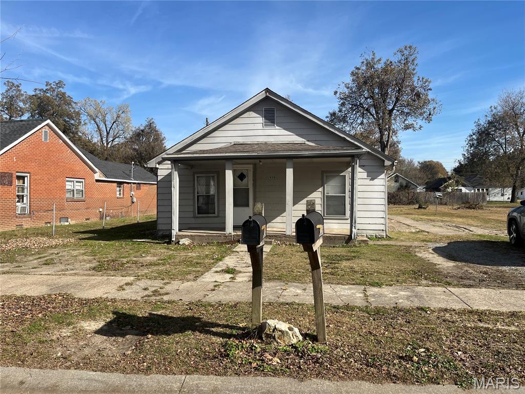 *PRICE DROP* Looking for a cozy home to make your own? This could be a dream come true. Or maybe your looking for your next investment? 2 Bedrooms, 1 bath, with a living room, dining room, and small kitchen/laundry area. Main house is approximately 950 sq ft. Bonus 1 Bed 1 Bath house on back of property with a rear alley access. The Bonus house is approximately 396 Sq Ft. With some work it could be a nice guest house or in law suite for the holidays. Being Sold as is. Cash or Conventional only. Shown by Appointment Only.