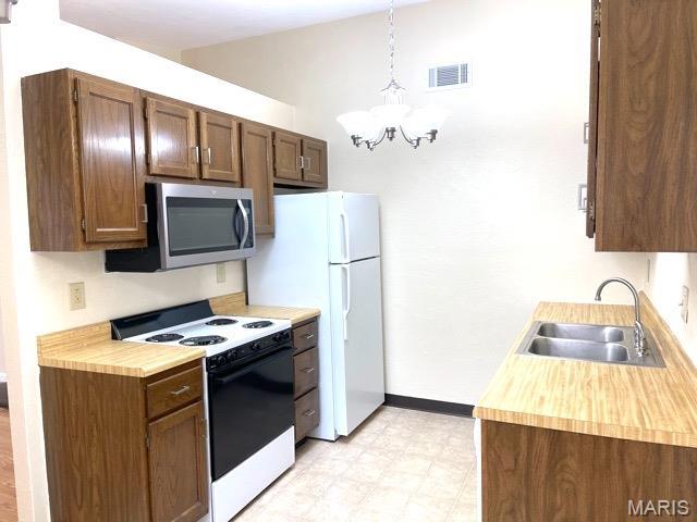 CHATEAU WOODS - Residential Lease